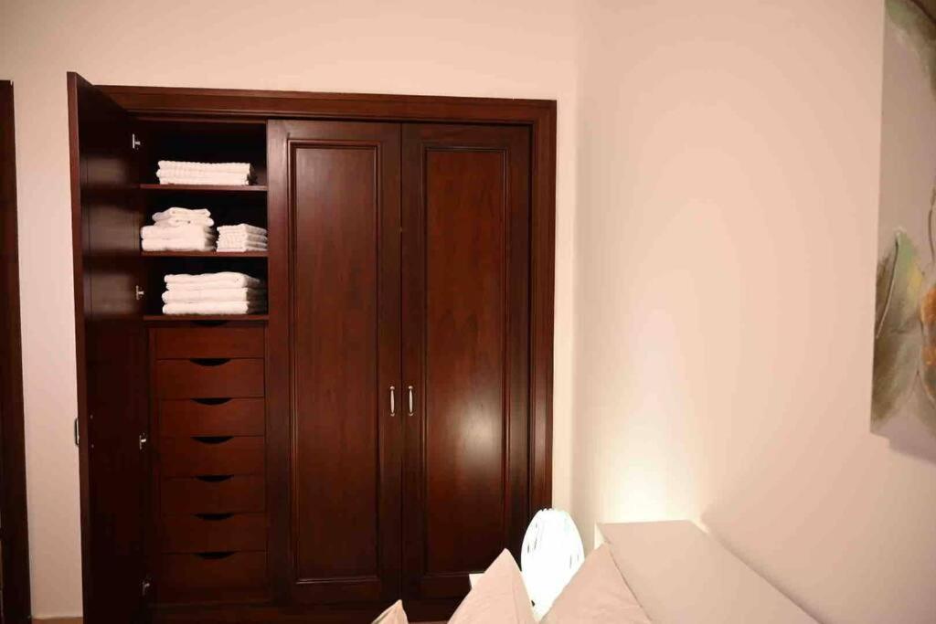 Brand New Furniture . Close To Dubai Mall. Buitenkant foto