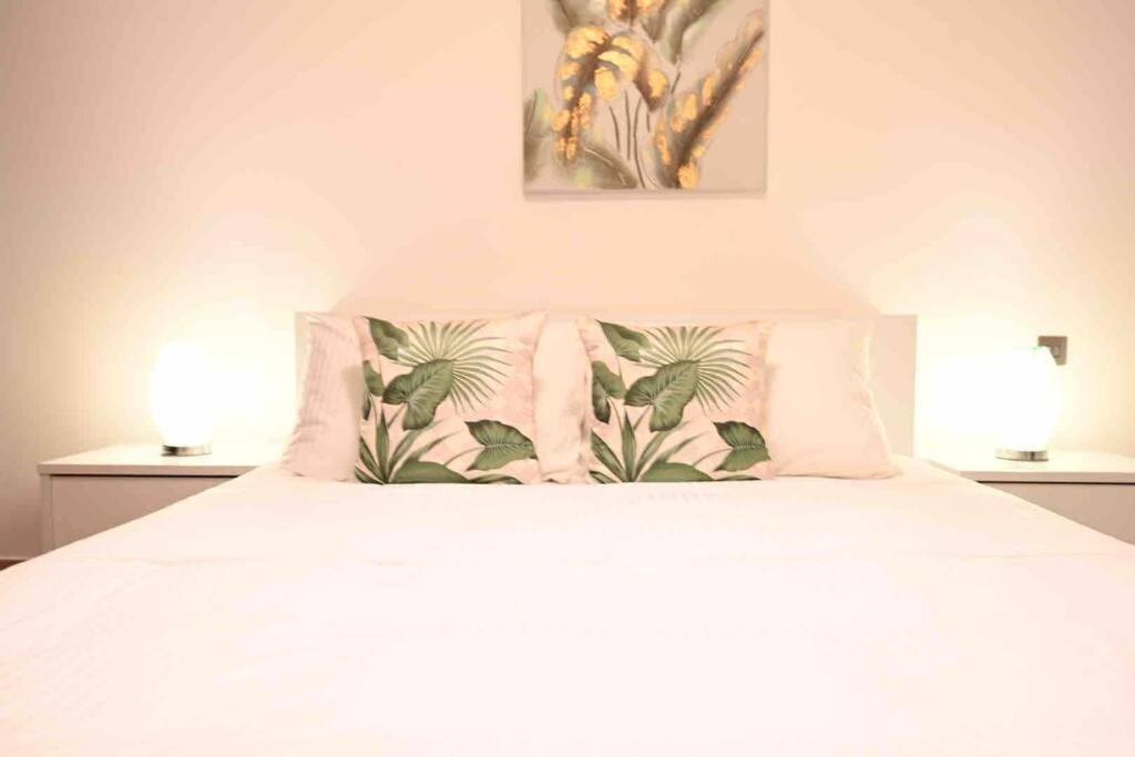 Brand New Furniture . Close To Dubai Mall. Buitenkant foto