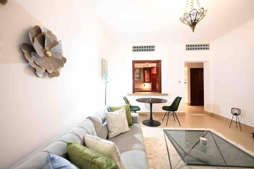 Brand New Furniture . Close To Dubai Mall. Buitenkant foto